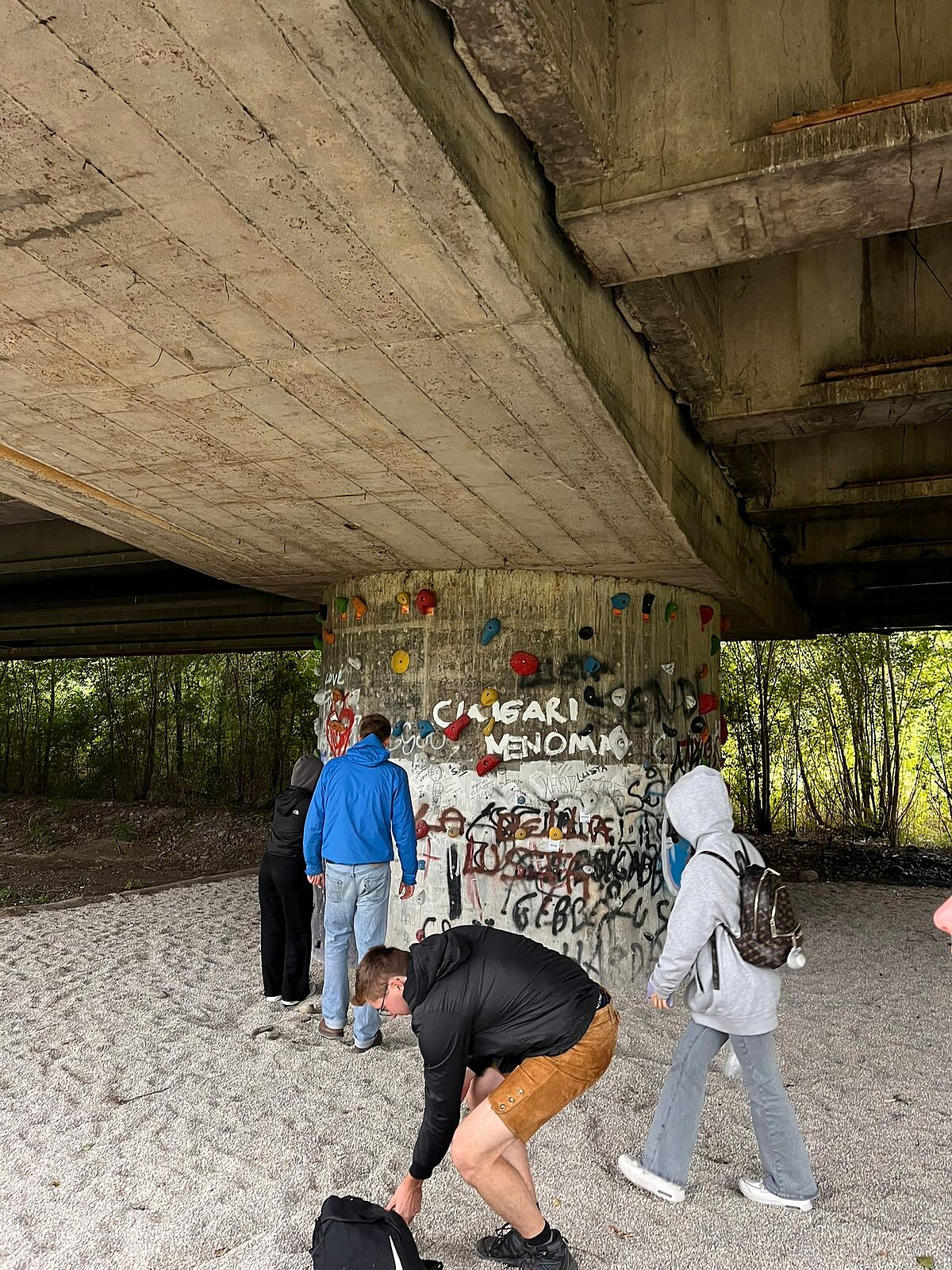 Durch einfache Elemente wie einer Kletterwand lädt der Park nicht nur zum Verweilen und Ausruhen, sondern auch zum aktiv werden ein.