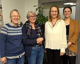 Auf dem Foto sind von links nach rechts, lächelnd in die Kamera, zu sehen: Cornelia Andree, Professorin Doktorin Jutta Helm, Stefanie Wagner und Elisa Hofert. Gemeinsam bilden sie das neue Gleichstellungsteam der an der Hochschule Neubrandenburg.