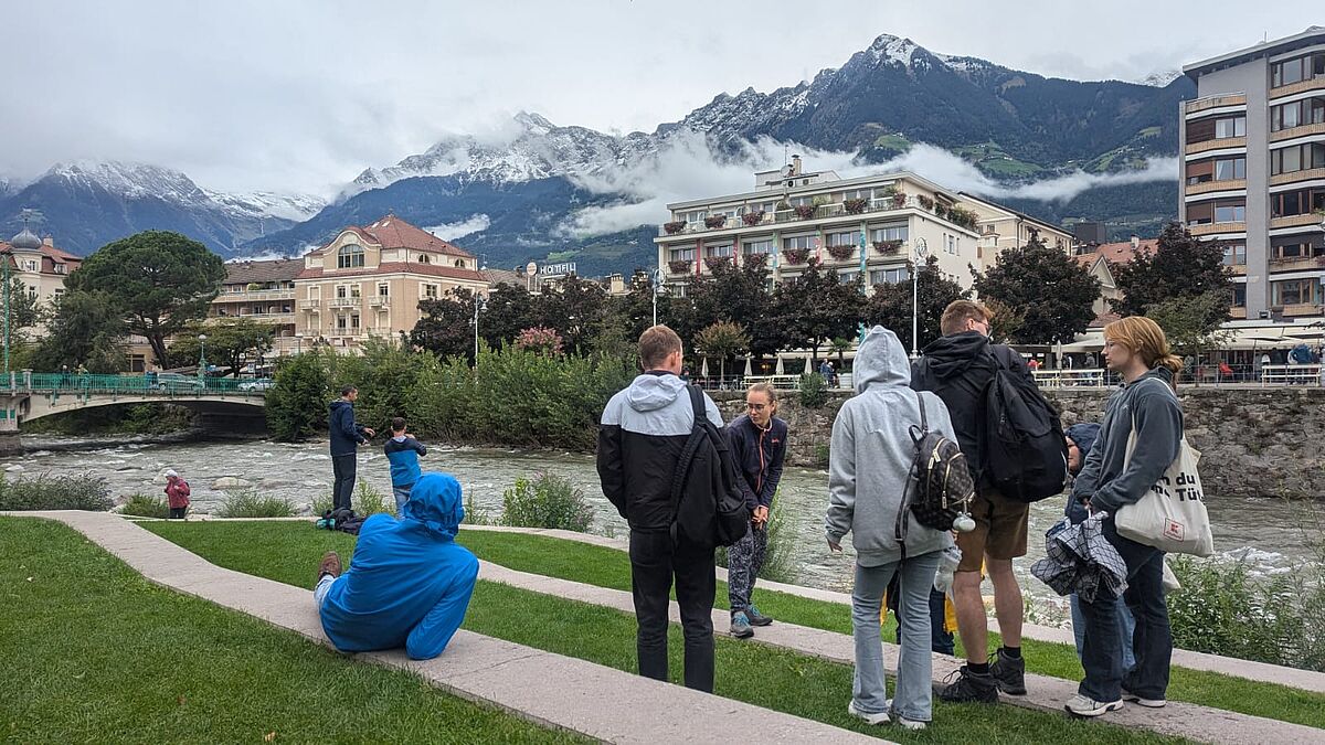 Sicht auf die Passer, dahinter die Winterpromenade mit Häusern und Bergen