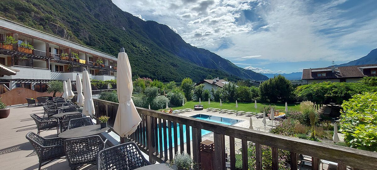 Blick von der Terrasse des Hotels in die Landschaft Südtirols