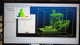 Vergleich eines mit 3D-Drucker gedruckten Benchy-Schiffs mit einer gescannten Punktwolke mit Creaform HandyScan gemessen. Die Abweichungen zeigen, dass der 3D-Druck mit einer Geanuigkeit von 0,1mm erstellt wurde. (Verwendete Software: CloudCompare)