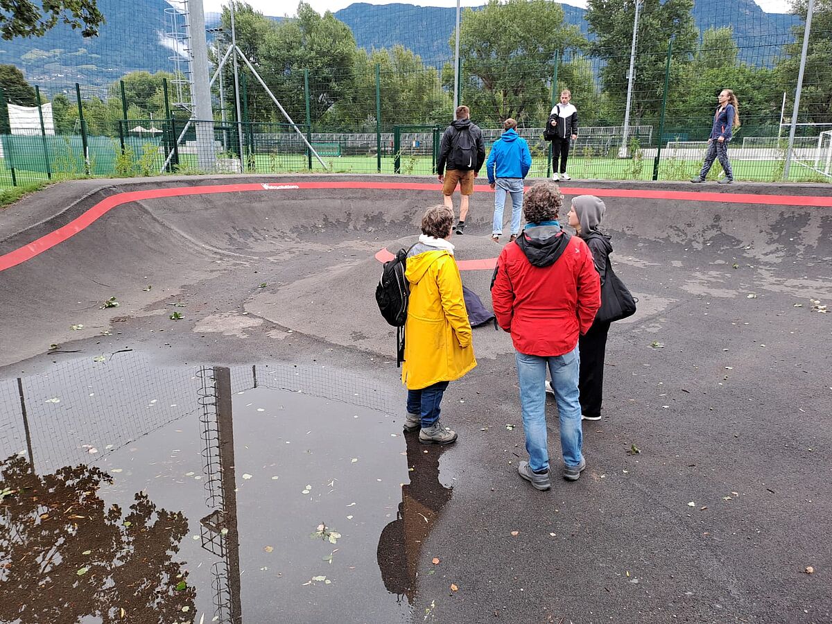 Der Park entstand in Absprache mit den Jugendlichen der Stadt Meran, woraufhin auch diese Pump-Bowl realisiert wurde. Sie ist nutzbar mit Skateboard, Scooter und Inlinern.